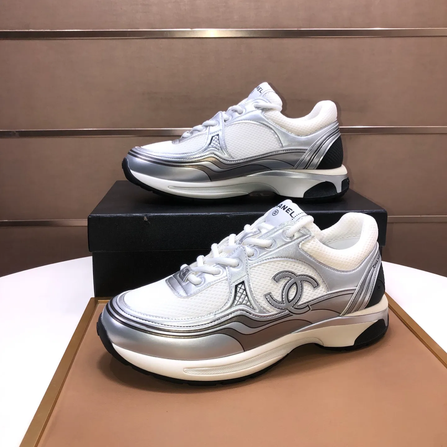Men's shoes💰600💰【CHANEL】(Chanel couple's model)👩‍❤️‍💋‍👨The latest all-season shoes🔥🔥The ultimate derivative model. Not only are you more fashionable on your feet, but wearing flat shoes can also lengthen your overall body shape ~ "Features" The simple upper is paired with conspicuous small fragrant cloth strips, which is fashionable and high-end. 💕💕Selected Chanel fabric for the upper, comfortable and soft fabric lining available in 5 colors 🐎Size: (women's 35-39, customized 40. Men's 38-44, customized 45)